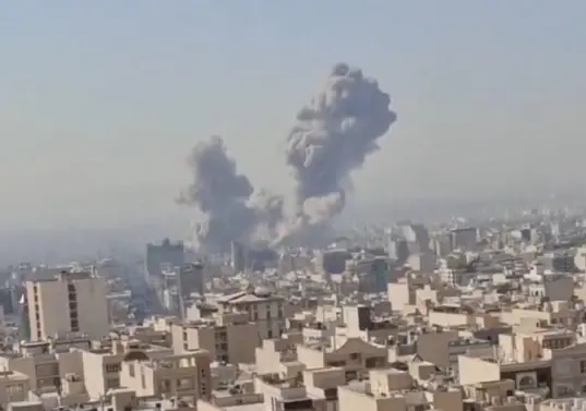 Se reportaron explosiones en varias ciudades iraníes, incluida la capital, Teherán, después de que Israel y EE.UU. lanzaran ataques el sábado por la mañana. FOTO: AFP.