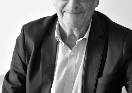 El Nobel de Física Serge Haroche cuenta en su libro La luz revelada: Del telescopio de Galileo a la extrañeza cuántica, el papel que ha jugado la luz en la comprensión científica a lo largo del tiempo. Foto: cortesía Hay Festival-Odile Jacob.