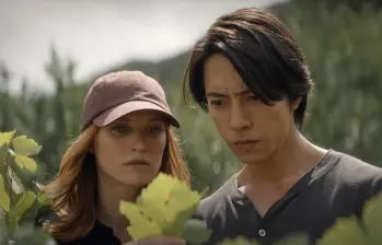 Fleur Geffrier y Tomohisa Yamashita, los protagonistas de Las gotas de Dios. FOTO Cortesía Apple TV