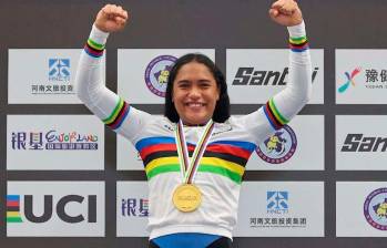 La antioqueña Stefany Cuadrado celebra su tercer oro en el Mundial de Ciclismo de Pista juvenil que se desarrolla en China. FOTO CORTESÍA 