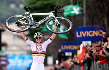 El esloveno Tadej Pogacar celebra su triunfo en el Giro de Lombardia. FOTO GETTY 