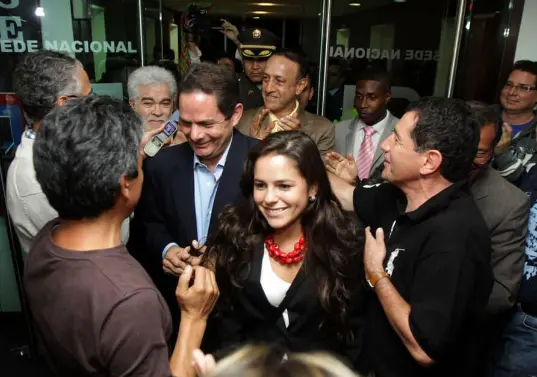 Clemencia Vargas habló antes de las exequias de Germán Vargas Lleras y aseguró que el país necesita recuperar el rumbo político de cara a las elecciones de 2026. FOTO: Colprensa.