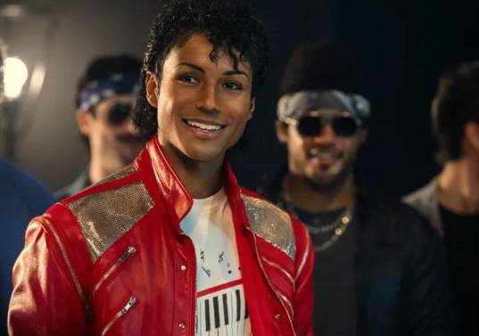 La interpretación de Jaafar Jackson se apoya en coreografías icónicas y grabaciones originales para revivir la trayectoria del artista antes de sus crisis mediáticas. FOTO cortesía