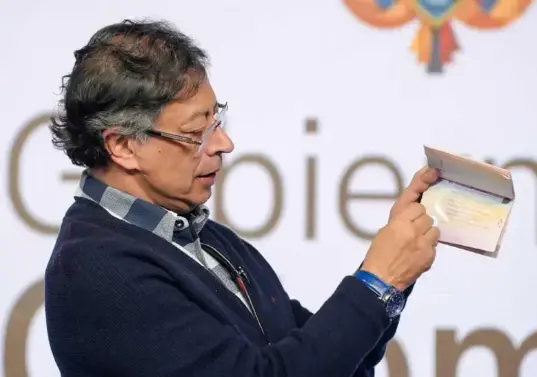 Desde el 1 de abril entra a regir el nuevo modelo de expedición de pasaportes. FOTO: COLPRENSA.