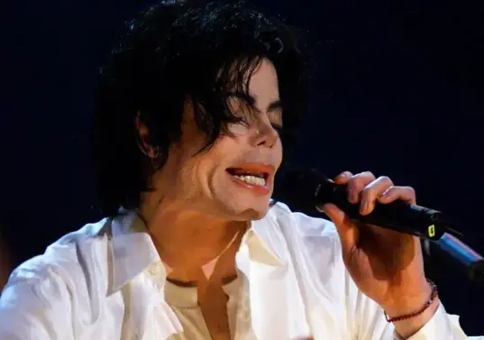 Sony Music ha solicitado la retirada de más de 260.000 pistas generadas con IA que imitan sin autorización las voces de artistas como Harry Styles, Adele o Michael Jackson. FOTO AFP