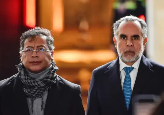 El presidente Petro y el ministro del Interior, Armando Benedetti, han empezado a organizar una estrategia de zanahoria y garrote. Pero tendrían las mayorías para la consulta. Foto: Colprensa. 