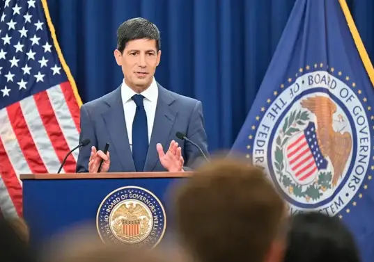 La Reserva Federal de Estados Unidos (FED) subió sus tasas de interés en la segunda reunión de política monetaria presidida por Kevin Warsh. FOTO: AFP.