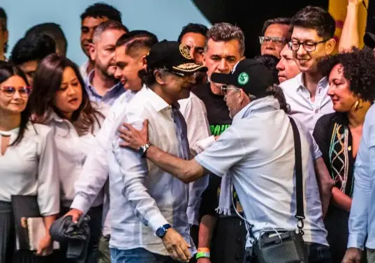En el encuentro de paz urbana, el jefe de Estado celebraría la recién aprobada reforma laboral. No obstante, llamó la atención la llegada de varios cabecillas de las principales bandas de Medellín, que permanecen recluidos en la cárcel de máxima seguridad de Itagü. FOTO: JULIO CÉSAR HERRERA