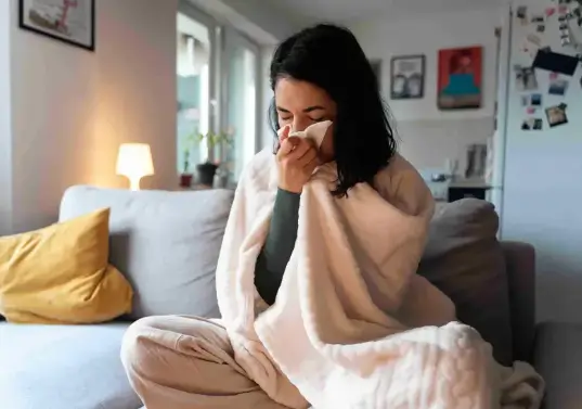 La OMS publicó su informe anual de Estimaciones Mundiales de Salud, que revela que la esperanza de vida global casi ha recuperado los niveles previos a la pandemia de covid-19, pero que los años vividos en buenas condiciones de salud se recuperan más lentamente. FOTO Freepik