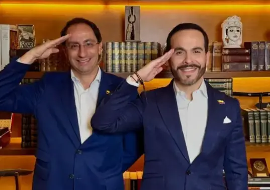 El candidato presidencial ha hecho de la expresión “firmes por la Patria” un símbolo de su campaña. FOTO CORTESÍA
