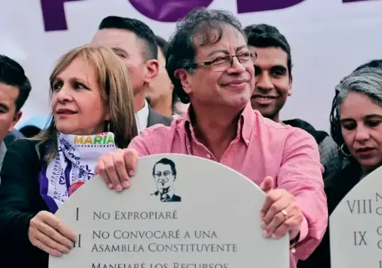 El presidente Gustavo Petro firmó en mármol en 2018 que no convocaría a una Constituyente. FOTO COLPRENSA