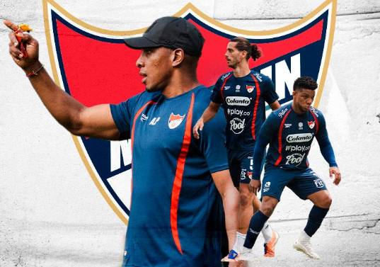 Luis Amaranto Perea se estrena como técnico oficial del DIM. Lo acompañan Frank Fabra, ausente por lesión, y Joaquín Varela. FOTO CORTESÍA DIM
