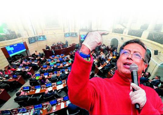 Expertos señalan que la estrategia sería poner las condiciones y el discurso alrededor de lo que diga Petro y no los debates de fondo. Foto: Presidencia y EL COLOMBIANO