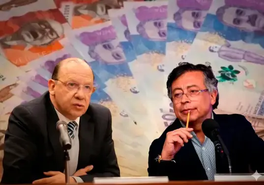 El ministro de Hacienda, Germán Ávila (izq.), lideró la emisión de TES por $6 billones impulsada por el gobierno del presidente Gustavo Petro, en medio de crecientes alertas sobre el endeudamiento y el costo de la deuda pública. FOTO Colprensa Presidencia