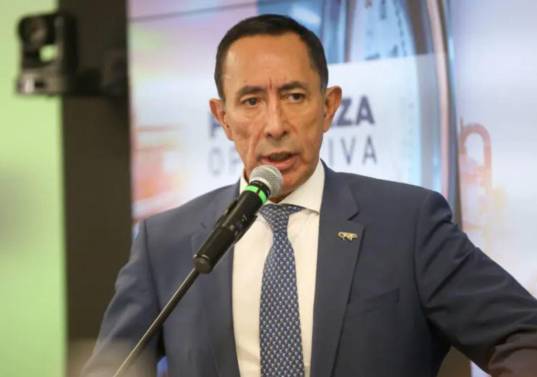 El expresidente de Ecopetrol, Ricardo Roa, es señalado de presuntamente favorecer a una veterinaria donde lleva sus gatos. Fotos: Colprensa y redes