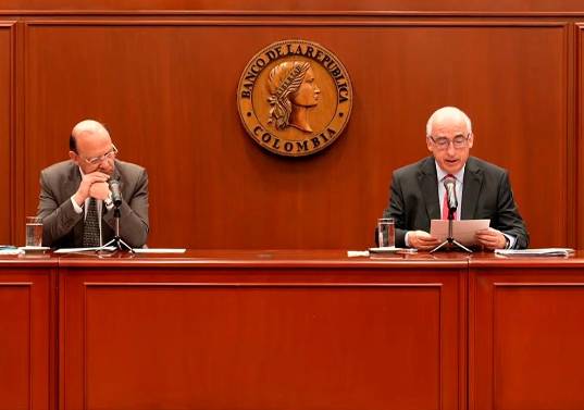 A diferencia de hace un mes, el ministro de Hacienda, Germán Ávila (izq.) estuvo en la rueda de prensa luego de la reunión de junta del Emisor, acompañando al gerente Leonardo Villar.<b><span class="mln_uppercase_mln"> </span></b>FOTO<b><span class="mln_uppercase_mln"> tomada de YouTube</span></b>
