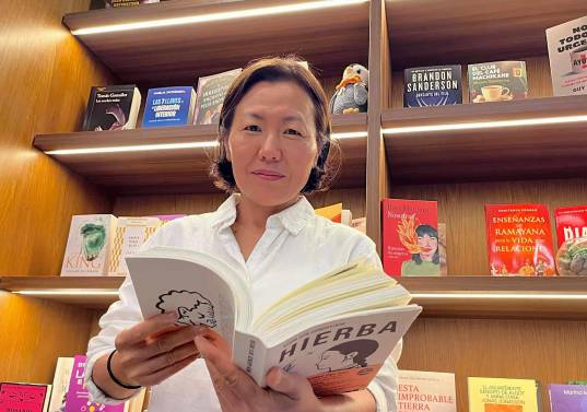 Ella es Keum Suk Gendry-Kim, novelista gráfica coreana autora del cómic <i>Hierba</i>. Es una de las invitadas especiales de la Fiesta del Libro y la Cultura 2026. FOTO: Cortesía