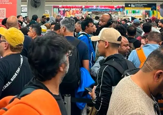 Sobre todo en el área de llegada de vuelos internacionales se registra una congestión casi permanente. FOTO TOMADA DE X