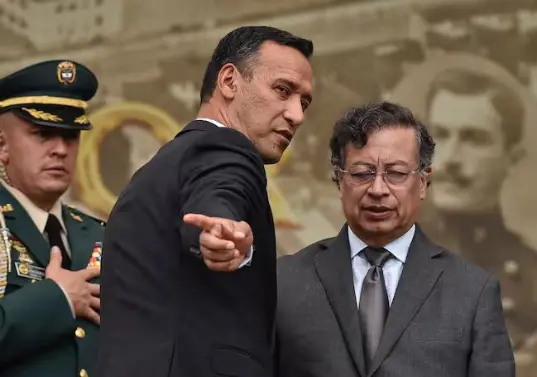 Pedro Sánchez, ministro de Defensa y general (r) del Ejército; y Gustavo Petro, presidente de Colombia. FOTO: Colprensa.