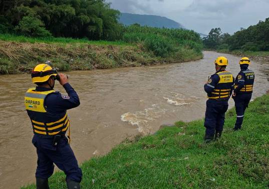 Organismos de socorro trabajaron durante varios días en la zona del río Medellín para recuperar el cuerpo y continuar la búsqueda del segundo desaparecido. FOTO tomada de X @FicoGutierrez