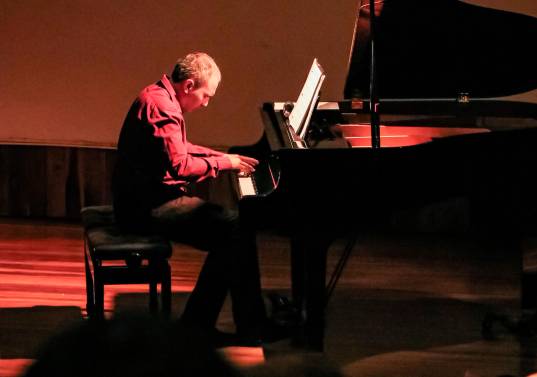 Carlos Betancur tocando en el Museo de Antopología y Artes de Jericó (MAJA). FOTO<b> </b>Cortesía David Ospina @david_ospina11.