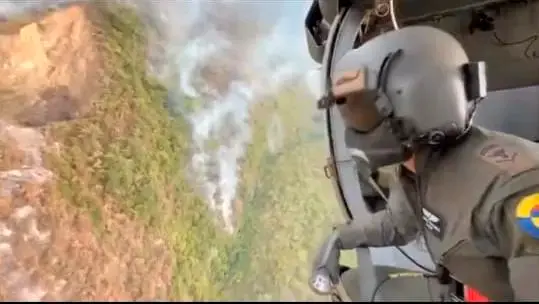 Un helicóptero UH-60 Black Hawk apoya desde el aire las labores para controlar el incendio forestal registrado en Abejorral, Antioquia. FOTO cortesía