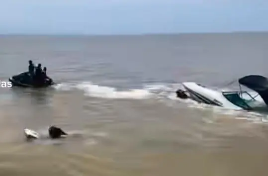 Tras el hundimiento de la lancha, los pasajeros quedaron a la deriva. FOTO: IMAGEN TOMADA DE VIDEO