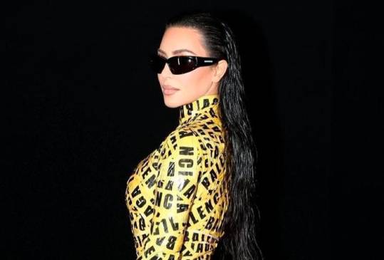 El vestido de Kim Kardashian, de fondo negro, se hizo forrándolo de cinta marcada. FOTO INSTAGRAM @ehmalaysia