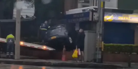 El vehículo colisionó contra un local comercial en la avenida 33, en Medellín. El hecho no dejó personas lesionadas. FOTO: cortesía.