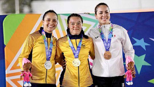 Las colombianas Valeria Cardozo y Martha Bayona (chaqueta amarilla), en el podio del keirin en Juegos Centroamericanos. FOTO COC