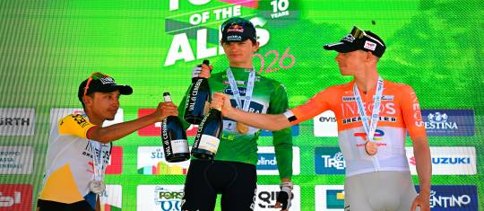 Egan Bernal volvió a lucir en un excelente estado de forma para quedarse con el subcampeonato en Los Alpes. FOTO @INEOSGrenadiers