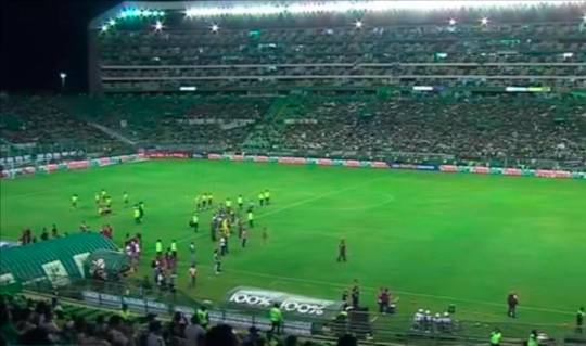 El partido entre el Deportivo Cali y el América se suspendió por varios minutos, por disturbios en las tribunas. FOTO PANTALLAZO