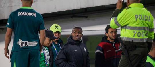 Este fue el momento en el que Andrés Román en compañía del médico de Atlético Nacional y personal de salud que presta el servicio en El Campín era llevado al camerino para hacerle un electocardiograma. FOTO COLPRENSA
