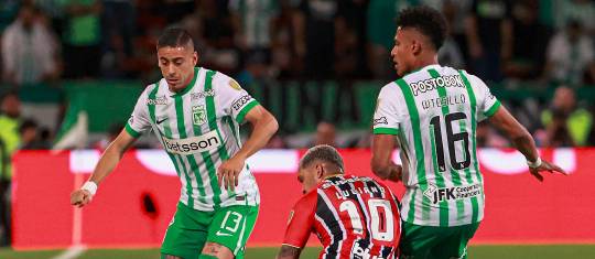 En la imagen aparecen Camilo Cándido y William Tesillo, de Atlético Nacional, durante el duelo frente a Sao Paulo. FOTO MANUEL SALDARRIAGA