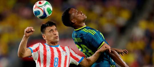 Jhon Arias, quien disputa el balón con Diego Gómez de Paraguay, actuó como creativo de Colombia. FOTO GETTY 