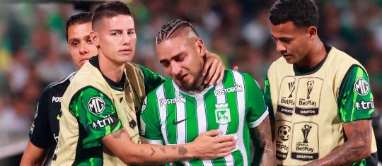 Momento en el que Chicho Arango fue sustituido tras sufrir una lesión. Se fue entre lágrimas y sus compañeros lo consolaron. FOTO MANUEL SALDARRIAGA