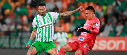 El volante antioqueño Edwin Cardona fue expulsado en el partido contra Once Caldas tras darle un manotazo a Cristian Barrios. Foto: Manuel Saldarriaga