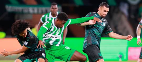 Andrés Sarmiento celebra su tanto, en la victoria parcial de Atlético Nacional en el Atanasio Girardot al Deportivo Cali por la séptima fecha de la Liga BetPlay. FOTO MANUEL SALDARRIAGA