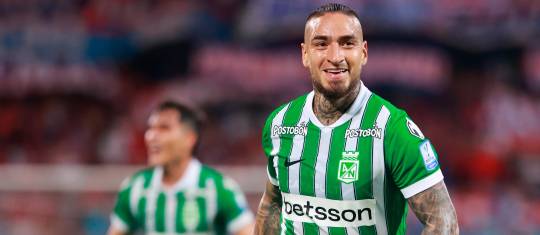 Nacional festejó el triunfo sobre el final en el Atanasio, después de que “Chicho” Arango generara el autogol del DIM. FOTO MANUEL SALDARRIAGA