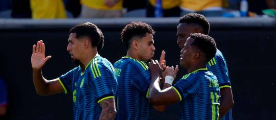 Los jugadores de la Selección Colombia celebran con Jhon Arias, responsable de los dos goles de la victoria parcial ante Jordania. Foto: Getty