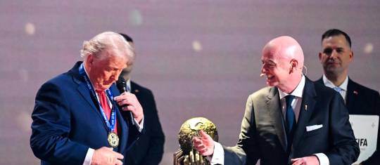 El presidente de Estados Unidos, Donald Trump, recibió la medalla de ganador del Premio de Paz el Fútbol Une al Mundo otorgado por la Fifa. Foto: AFP