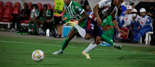 En la imagen aparece el defensor de Nacional, César Haydar en la disputa de una pelota durante la final de ida frente al Junior. FOTO COLPRENSA