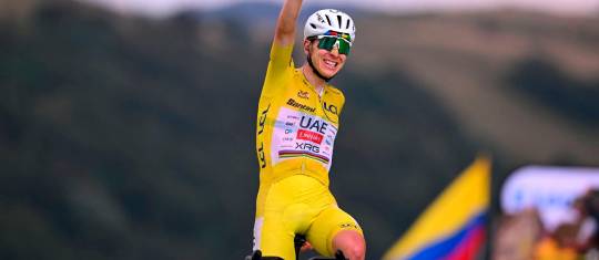 El esloveno Tadej Pogacar celebra su victoria en la etapa 14 del Tour de Francia. FOTO GETTY 