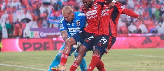 Leyser Chaverra (centro) es ayudado por sus compañeros para salir de la cancha. Sucedió en el clásico ante Nacional. FOTO MANUEL SALDARRIAGA