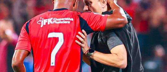 El técnico Alejandro Restrepo junto a Léider Berrío. FOTO MANUEL SALDARRIAGA