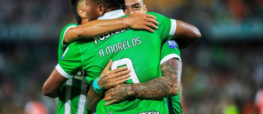En la imagen aparecen Alfredo Morelos y Cristian Arango fundidos en un abrazo. FOTO CAMILO SUÁREZ