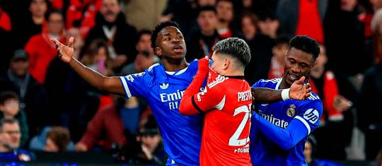 En la imagen se ve la situación entre Prestianni y Vinícius durante el encuentro entre Benfica y Real Madrid. FOTO GETTY