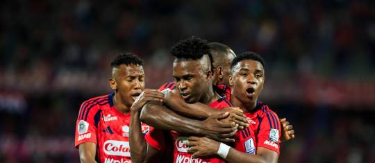José Ortiz celebrando con sus compañeros tras el doblete frente al América. FOTO CAMILO SUÁREZ