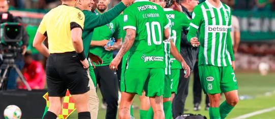 Edwin Cardona y el festejo de su golazo con el técnico Diego Arias. FOTO MANUEL SALDARRIAGA