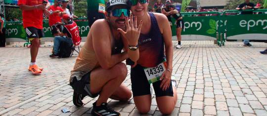 Valentina y Marco Antonio celebraron su compromiso tras cumplir con los 21 y 42k en la Maratón Medellín, que contó con 30.000 participantes en la edición 32 este 2026. FOTO CORTESÍA MARATÓN MEDELLÍN 